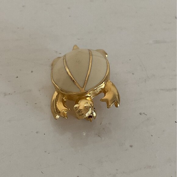 Vintage Gold Tone Turtle Brooch Pin With Cream Enamel Shell - Picture 5 of 6